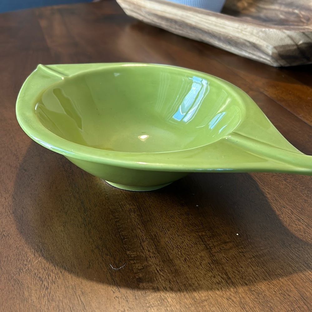 DEARTIS green leaf bowl. Made in Portugal. No chips or cracks seen.